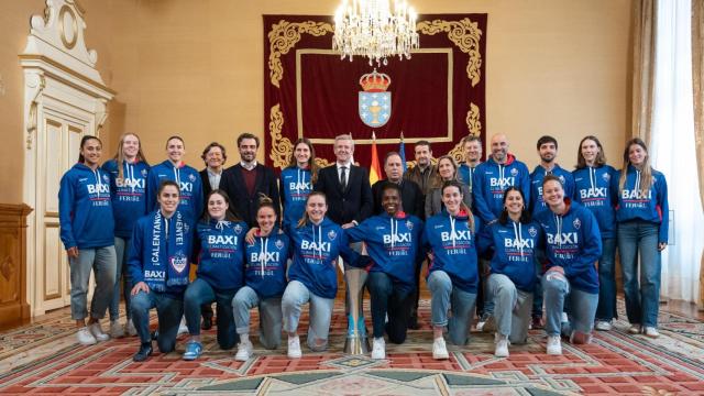 Jugadoras y miembros del equipo junto a los representantes autonómicos