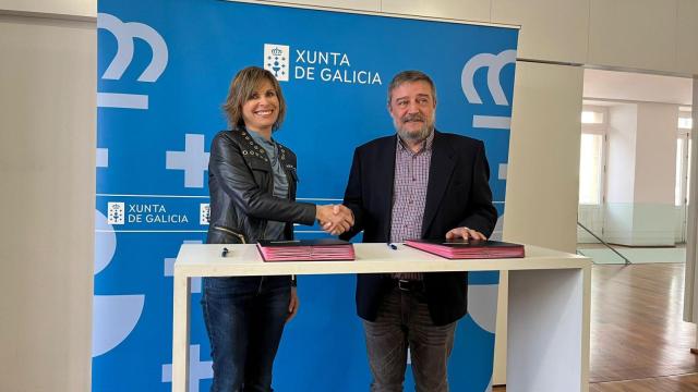 Nava Castro y César Carreño esta mañana tras suscribir el convenio