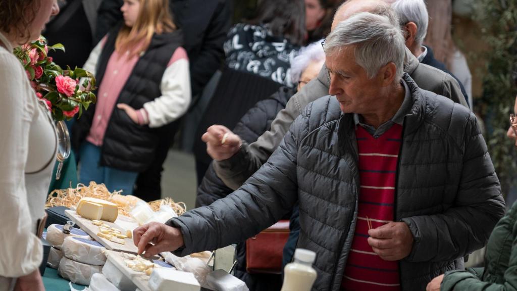 Un asistente a la feria del domingo degustando el producto