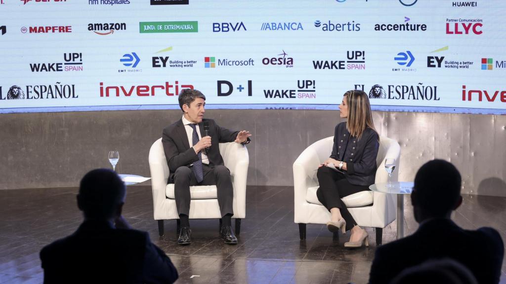 Domingo Mirón, presidente de Accenture en España, Portugal e Israel, y Beatriz Aznar, redactora de D+I.