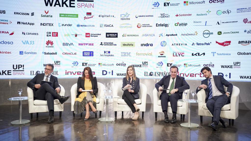 Sergio Gutiérrez, director general de AgroBank; José Ángel González, director de Programas Agrotech de Innsomnia; Eduardo Martínez de Ubago Liñán, director de Negocio de John Deere Ibérica; y Herminia Millán, directora general de QvExtra! y CEO Ofade Consulting; junto a Beatriz Aznar, redactora de D+I.