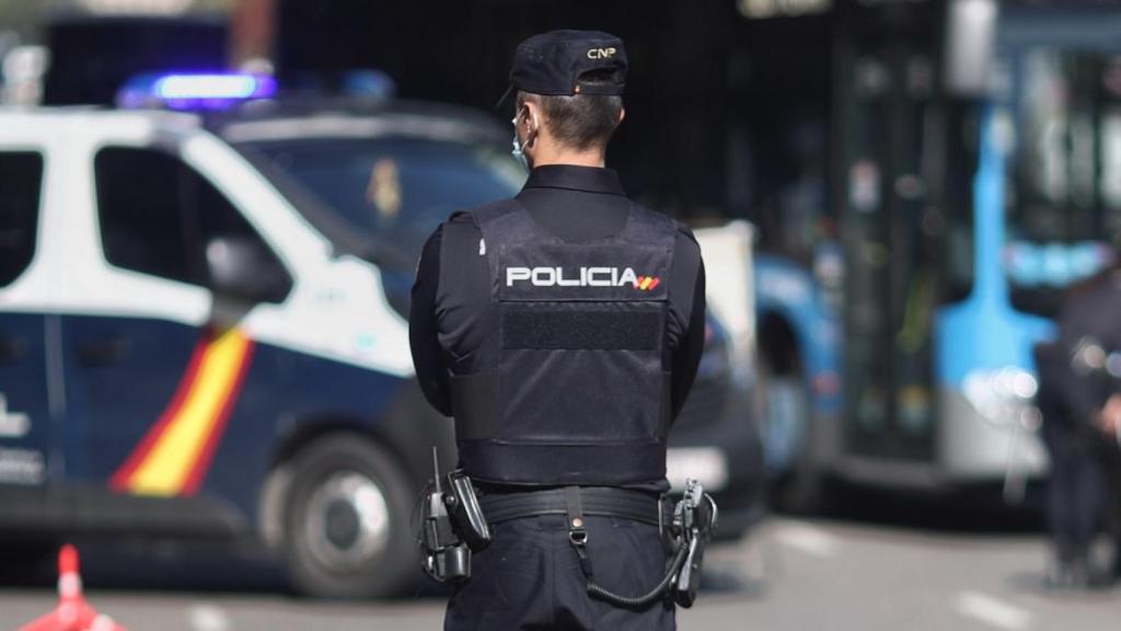 Coches de la Policía Nacional aparcados en Alicante, en imagen de archivo.