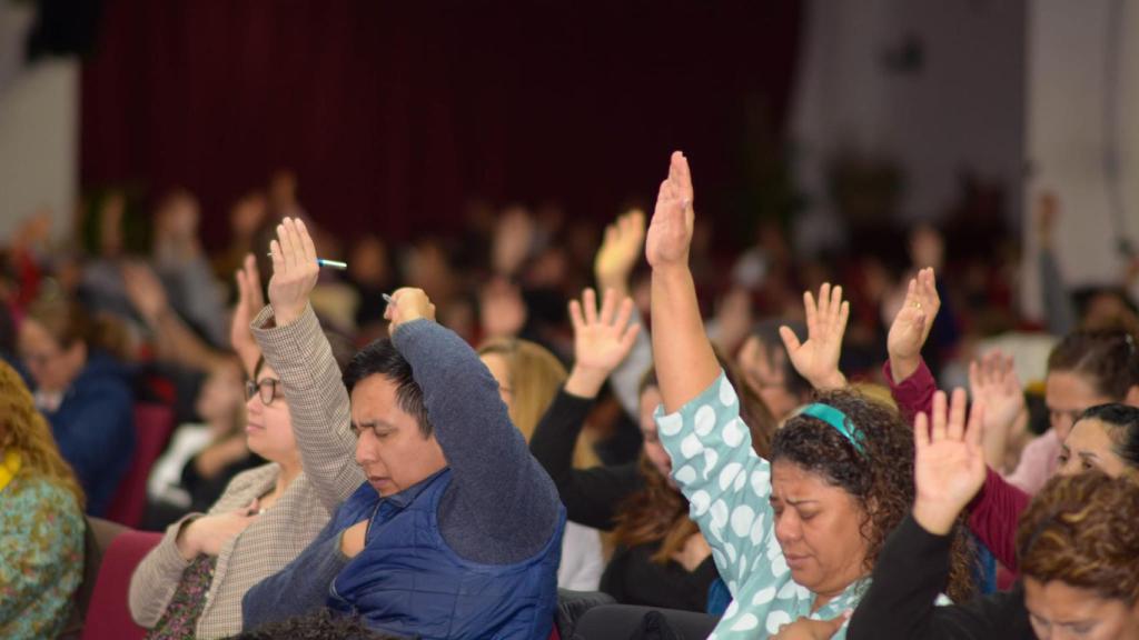 Fieles de la evangelista, congregados en el templo.