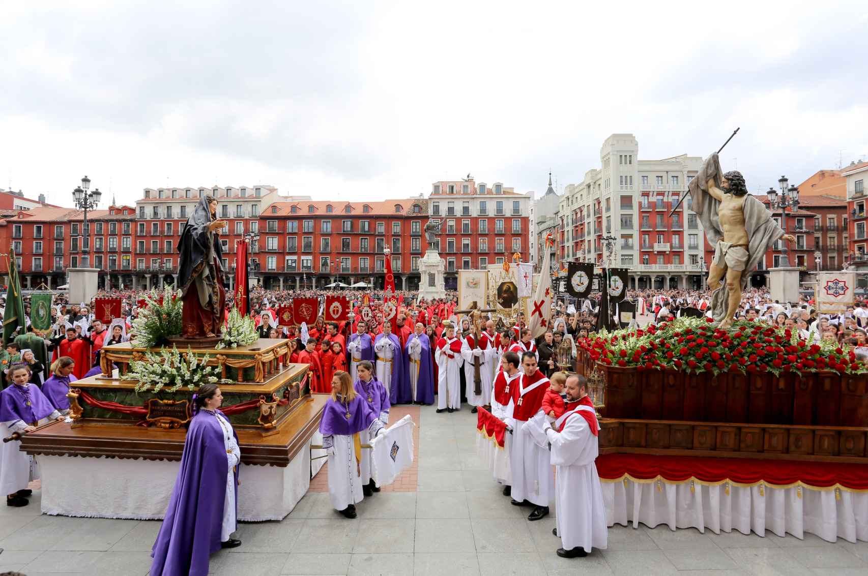 Procesión del Encuentro de Jesús Resucitado con la Virgen de la Alegría en Valladolid