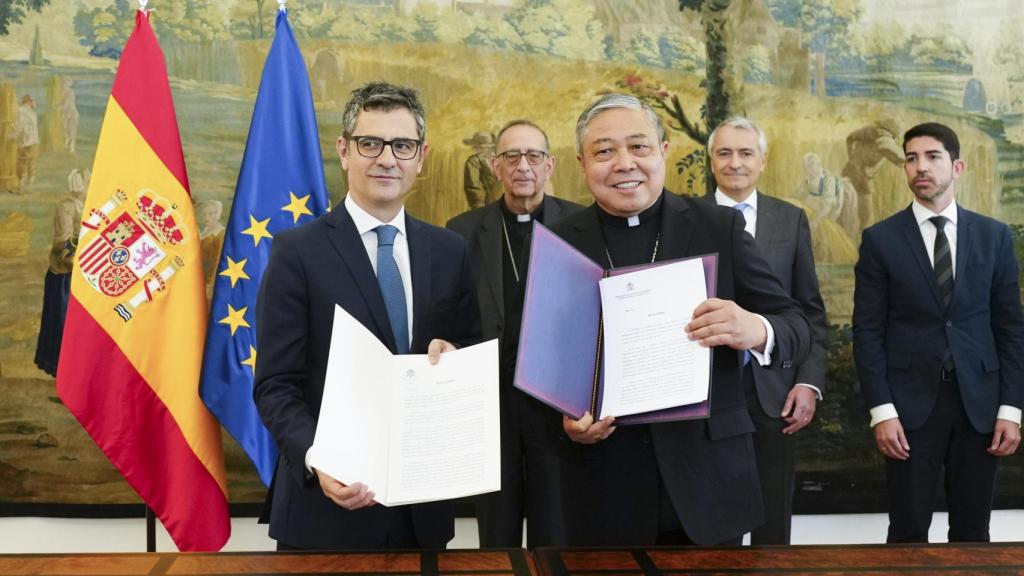 El ministro de la Presidencia, Félix Bolaños, y el Nuncio en España, el arzobispo Bernardito Auza, este miércoles.