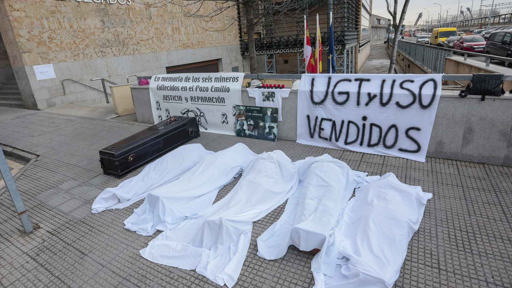 Atáud y cadáveres tapados con sábanas a las puertas del juzgado en León