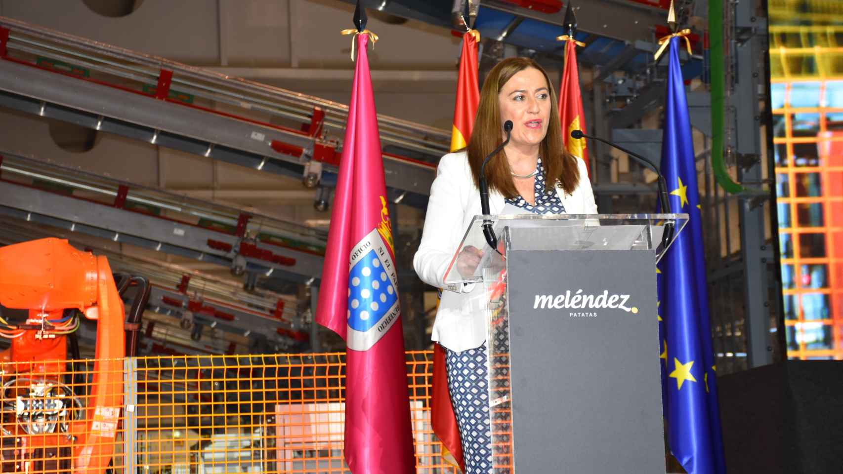 Virginia Barcones, delegada del Gobierno, durante la inauguración de la nueva planta de Patatas Meléndez en Medina del Campo