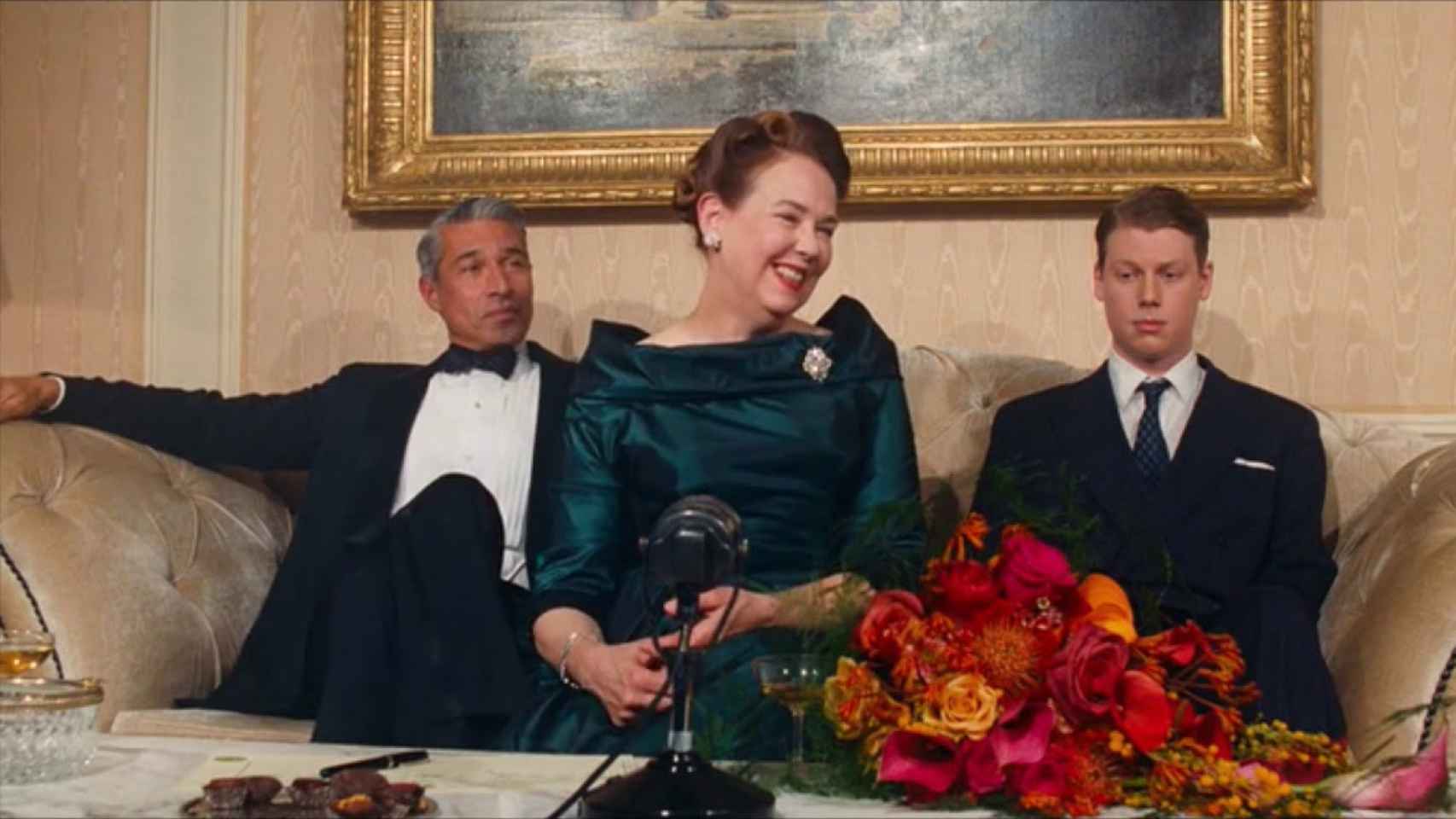Escena de la película 'The phantom thread' (El hilo invisible) inspirada en la rueda de prensa que dio Barbara Hutton para comunicar su divorcio de Rubirosa.