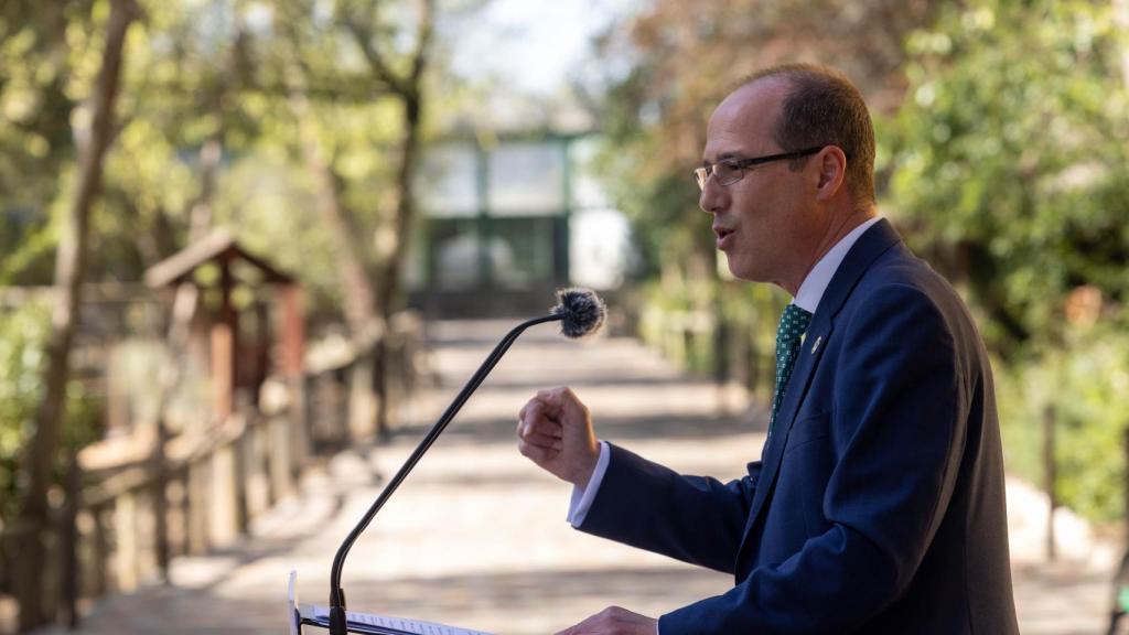 Alberto Rojo, alcalde de Guadalajara, en el zoo de la ciudad.