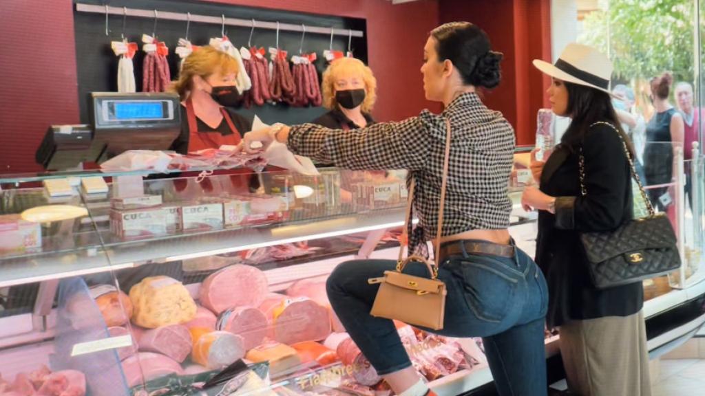 Georgina Rodríguez y Judith Balaguer Aventín, en la tienda de la familia Aventín, hablando con las trabajadoras.