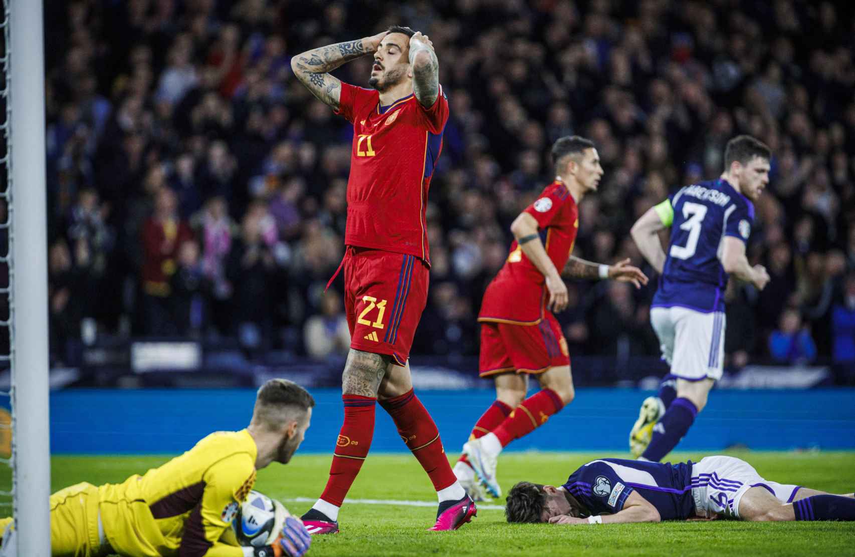 Joselu se lamenta durante el partido entre Escocia y España