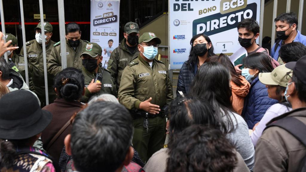 La gente se amontona frente al Banco Central de Bolivia, en La Paz, para comprar dólares estadounidenses.