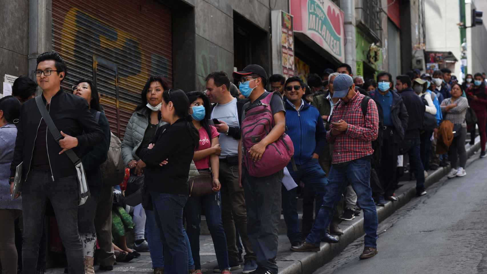Personas hacen cola frente al Banco Central de Bolivia, en La Paz, para comprar dólares.