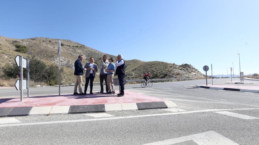 La Diputación ejecuta un carril bici y una rotonda de acceso a la urbanización El Balcón de Finestrat