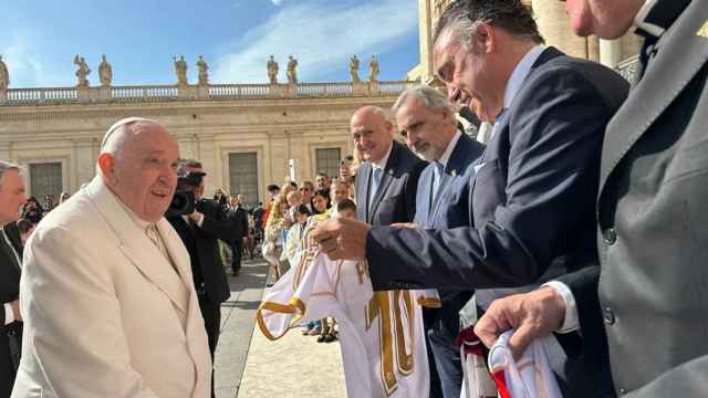 El Papa Francisco recibe la camiseta de la Cultural con el número 10