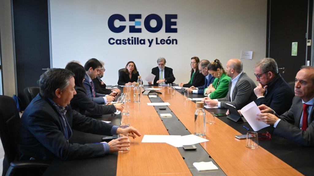 Imagen de la reunión de Junta y CEOE para fijar una posición común en el Corredor del Atlántico