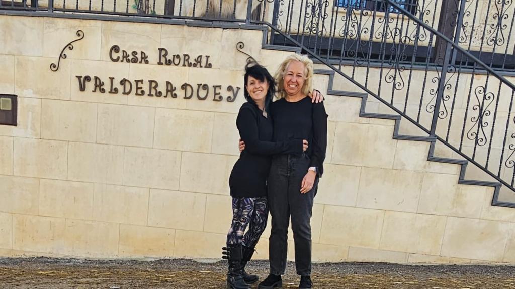 Luz Perero y Eva Cayuela, en el exterior de su casa rural