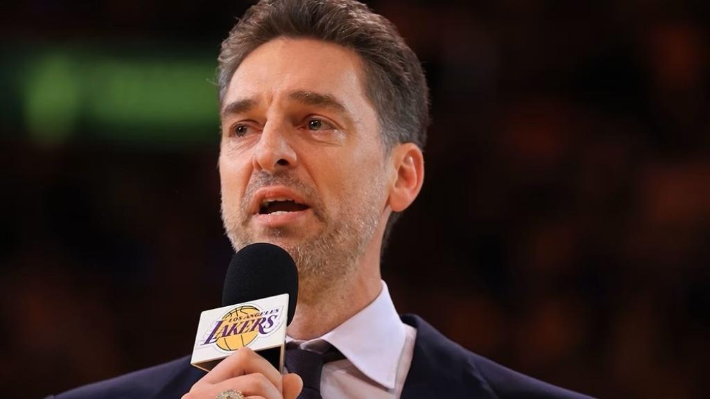 Pau Gasol, emocionado tras la retirada de su dorsal en Los Angeles Lakers