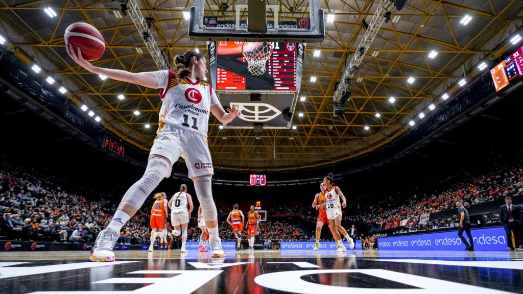 Instante de la Copa de la Reina LF Endesa desde el fondo de la pista.