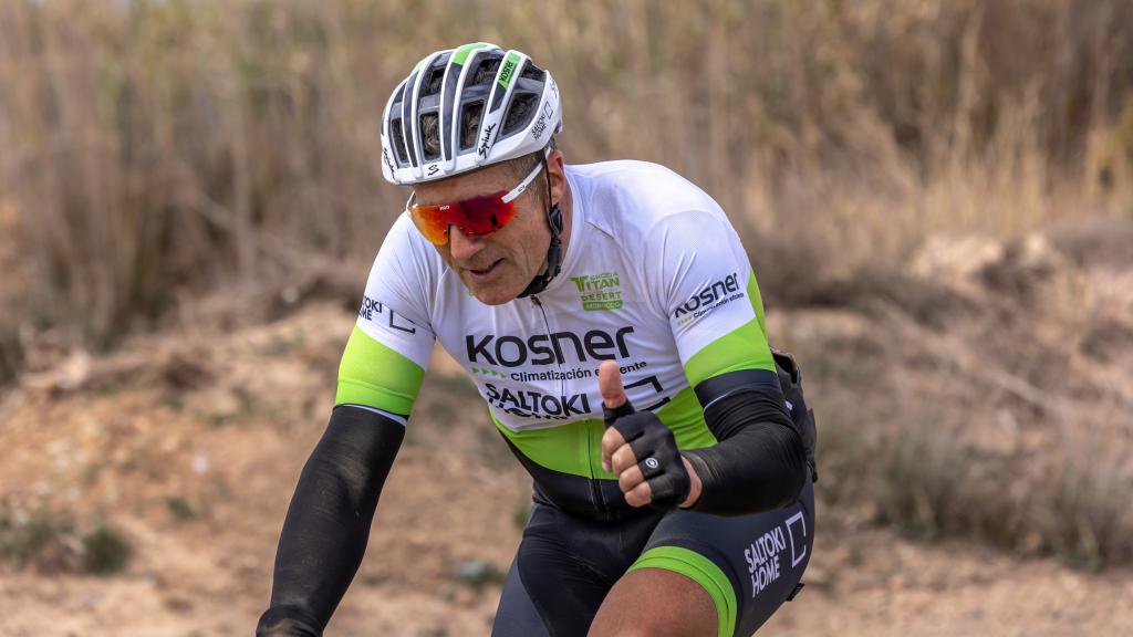 Miguel Indurain durante un entreno con el Kosner - Saltoki Home