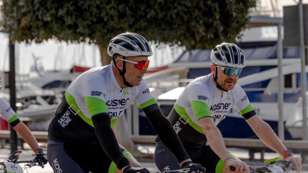 Miguel Indurain entrenando para la Titan Desert junto a un compañero del Kosner - Saltoki Home