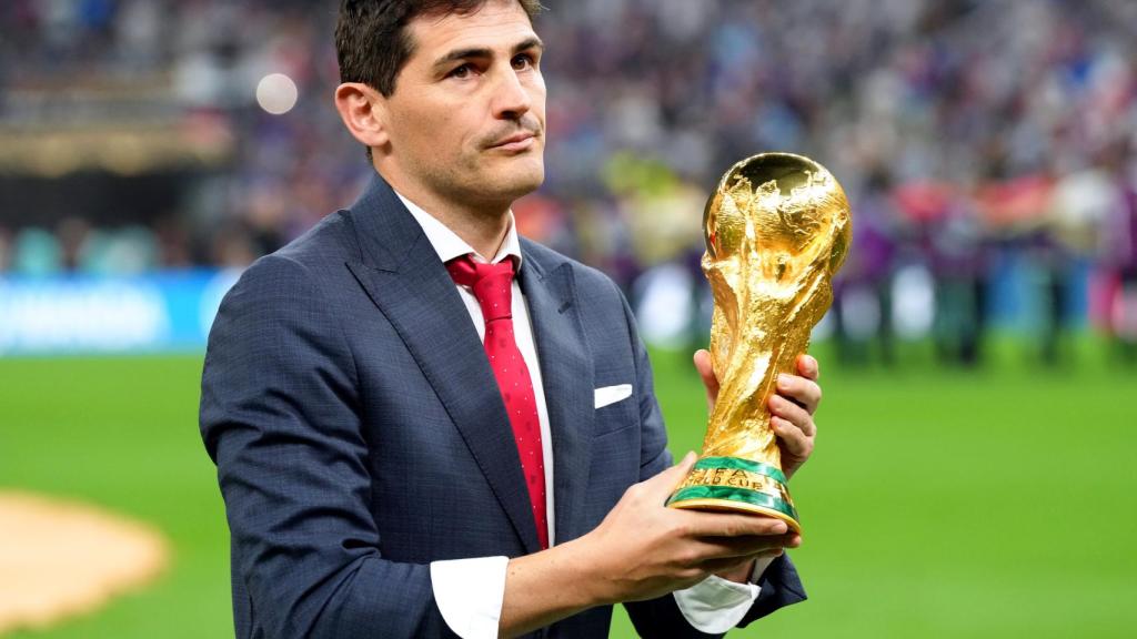 Iker Casillas con la Copa del Mundial de fútbol