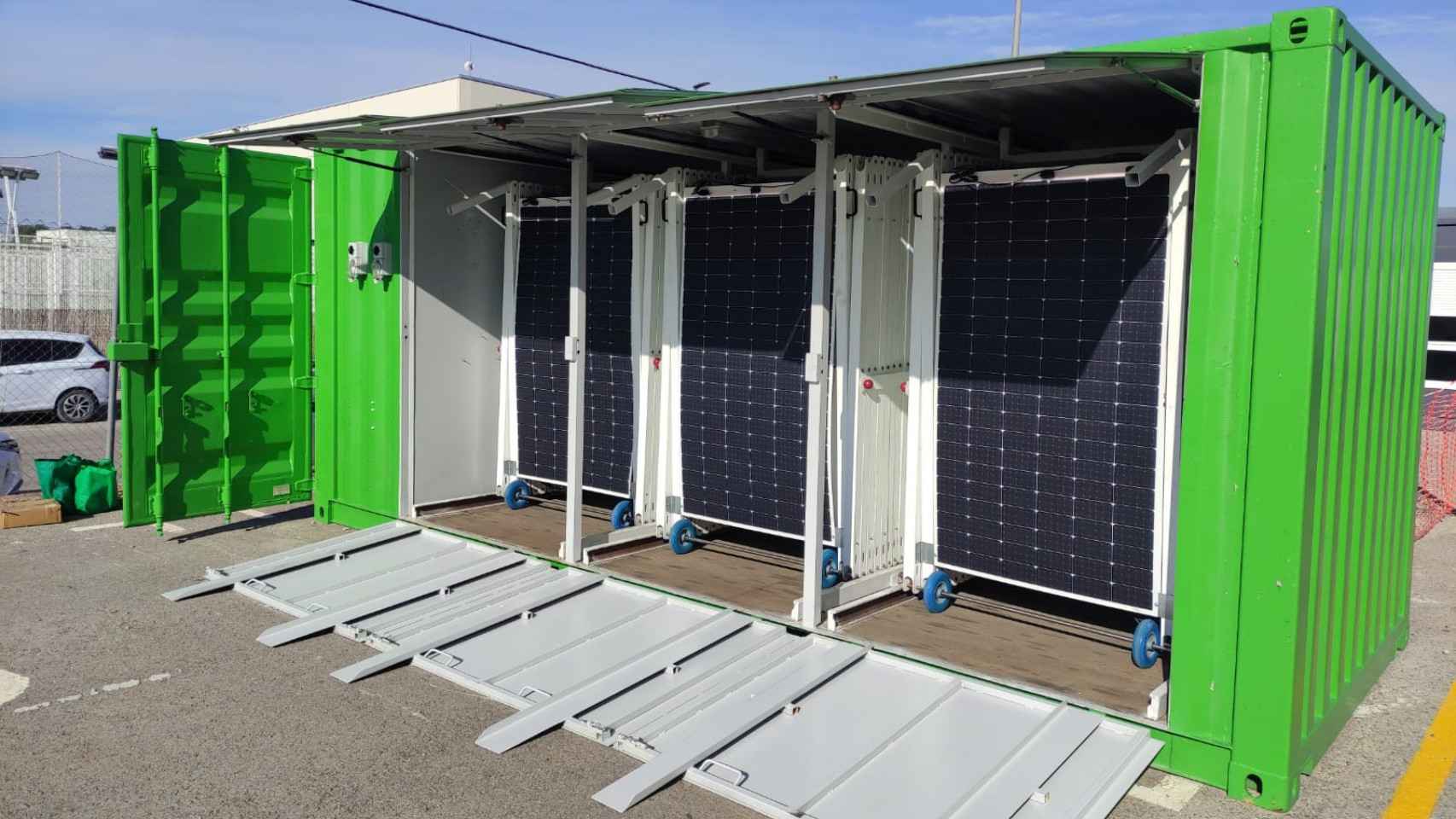 El contenedor solar con las placas solares guardadas.