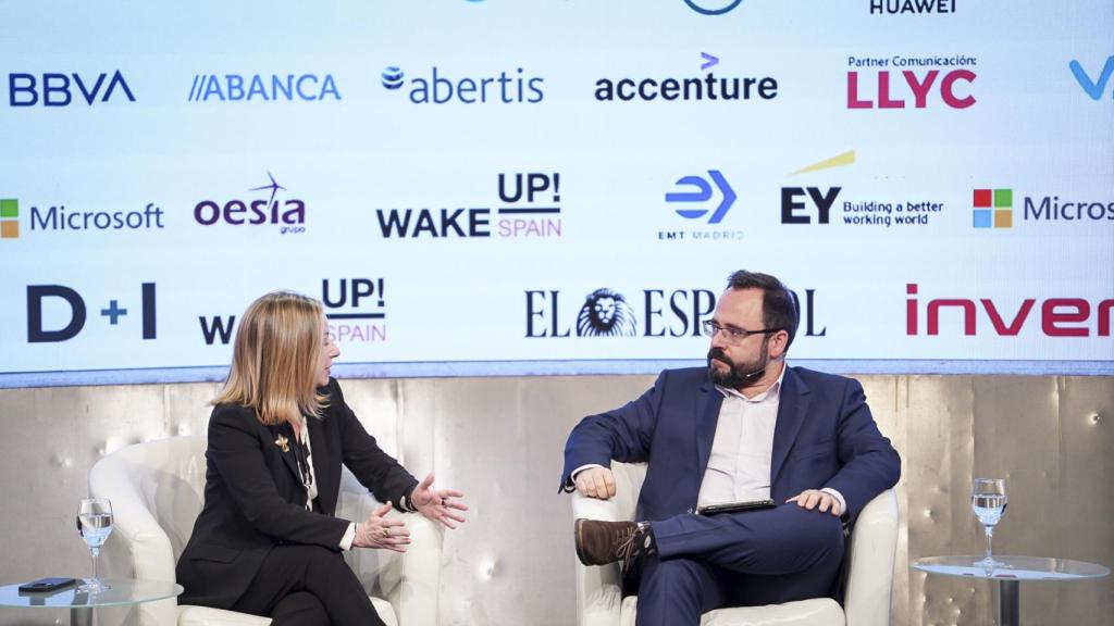 Un momento en la conversación entre Luisa García (LLYC) y Eduardo Ortega, redactor jefe de EL ESPAÑOL-Invertia.