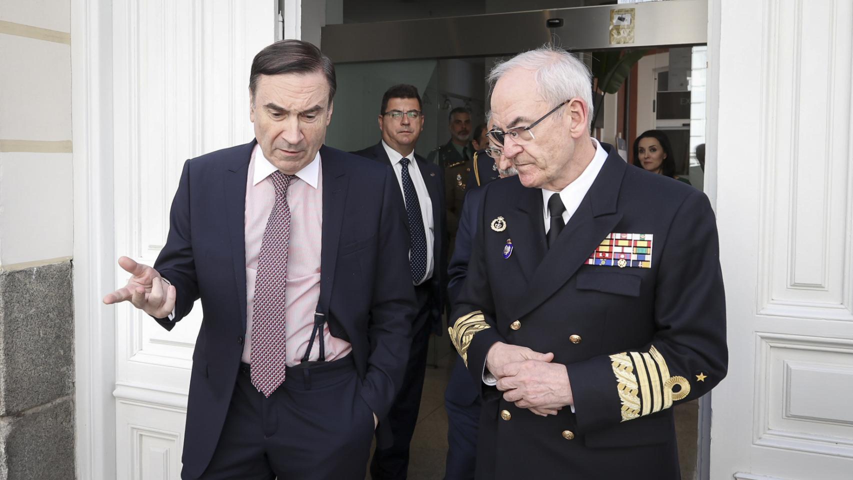 Pedro J. Ramírez, presidente ejecutivo y director de EL ESPAÑOL, conversa con el almirante general Teodoro Esteban López Calderón, jefe de Estado Mayor de la Defensa; en la tercera jornada del 'Wake Up, Spain!'.