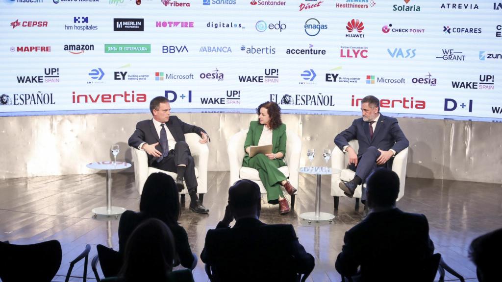 Emilio Varela Sieira, director corporativo de Estrategia y Desarrollo Corporativo de Tecnobit-Grupo Oesía; Noelia Hernández, redactora de D+I;  y Miguel Ángel García Primo, CEO de Hisdesat.