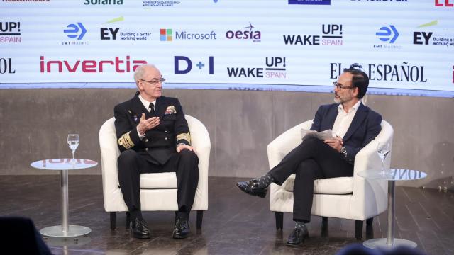 El almirante general Teodoro Esteban López Calderón, junto al periodista Fernando Garea, adjunto al director de EL ESPAÑOL.