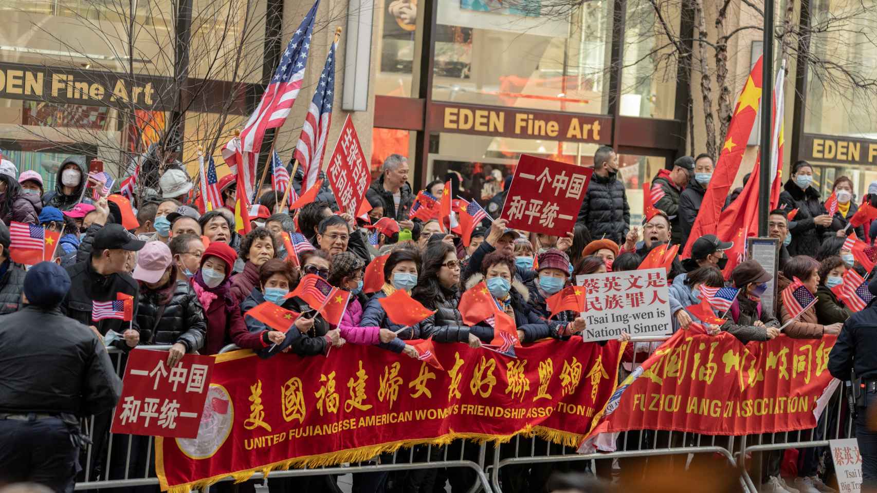 Los manifestantes chinos protestan mientras la presidenta de Taiwán , Tsai Ing-wen, llega al Hotel Lotte en Manhattan.