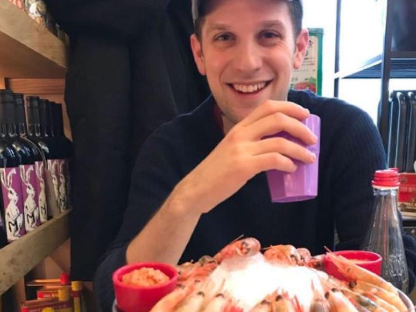 Evan Gershkovic, comiendo tras ponerse la quinta dosis de la vacuna contra el covid.