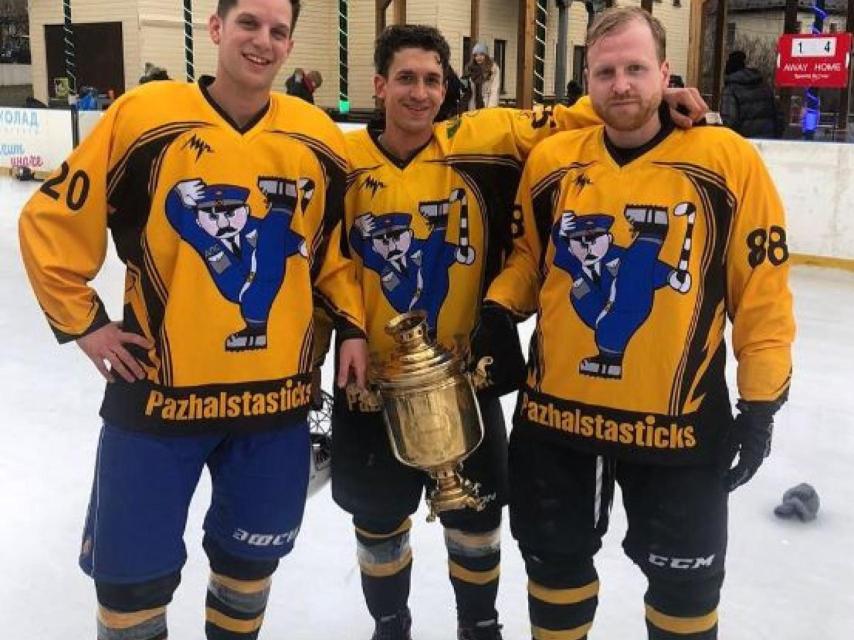 Evan Gershkovich, tras ganar un trofeo hockey.