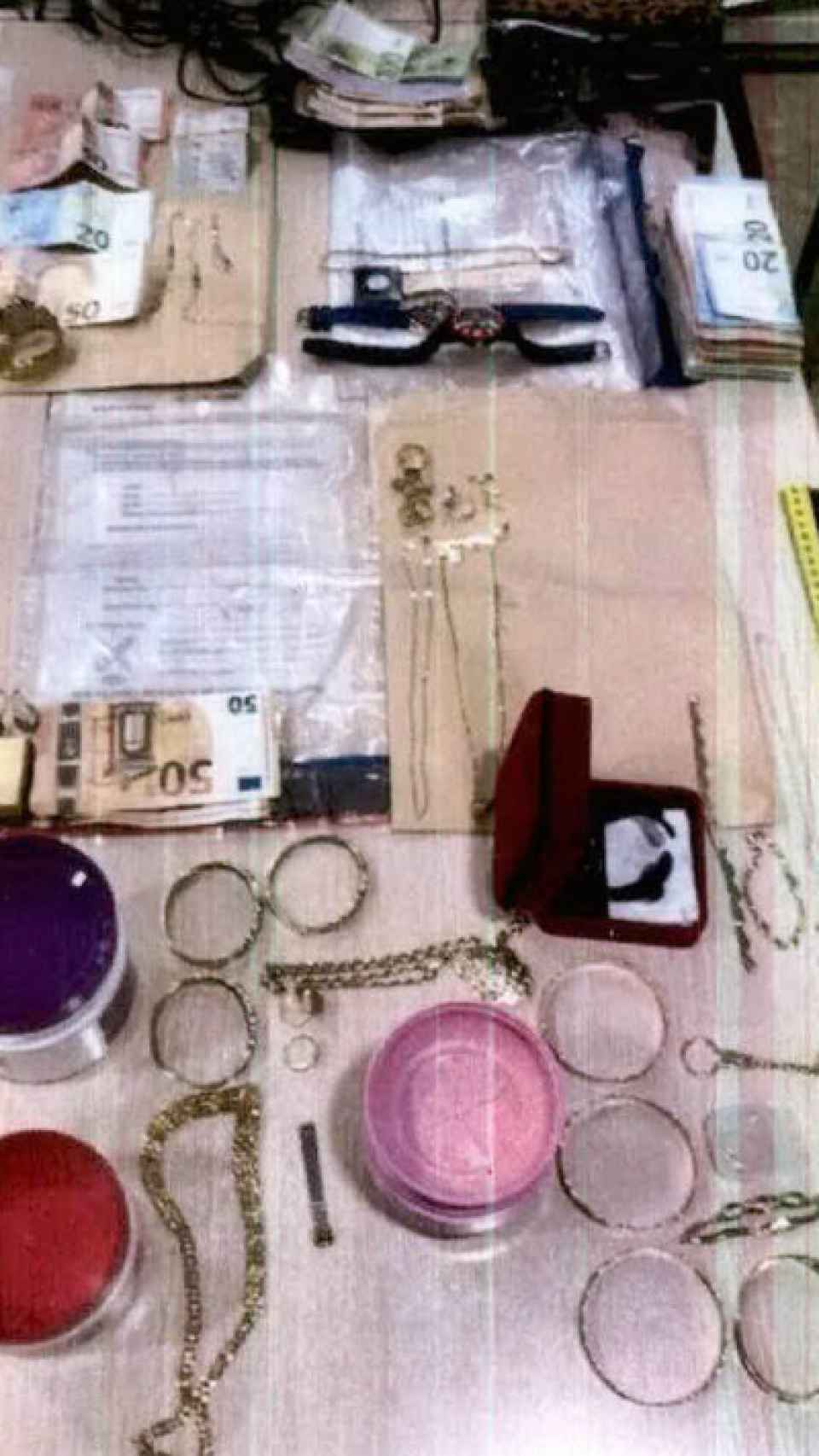 Joyas, relojes y dinero en metálico intervenido en uno de los registros de la Guardia Civil.