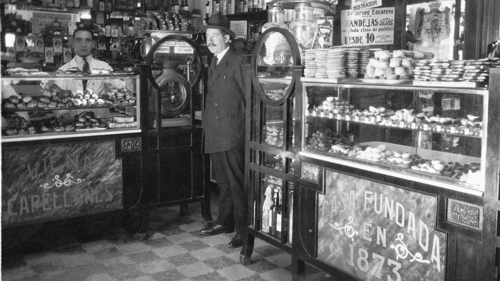 Manuel Lence, en una de sus tiendas