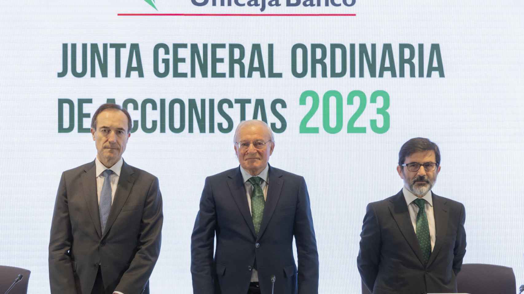 Manuel Menéndez, Consejero Delegado de  Unicaja  Banco;  Manuel  Azuaga, Presidente de Unicaja Banco, y Vicente Orti, Vicesecretario no consejero del Consejo de Administración.