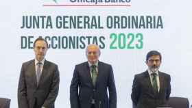 Manuel Menéndez, Consejero Delegado de  Unicaja  Banco;  Manuel  Azuaga, Presidente de Unicaja Banco, y Vicente Orti, Vicesecretario no consejero del Consejo de Administración, en la última junta de accionistas.