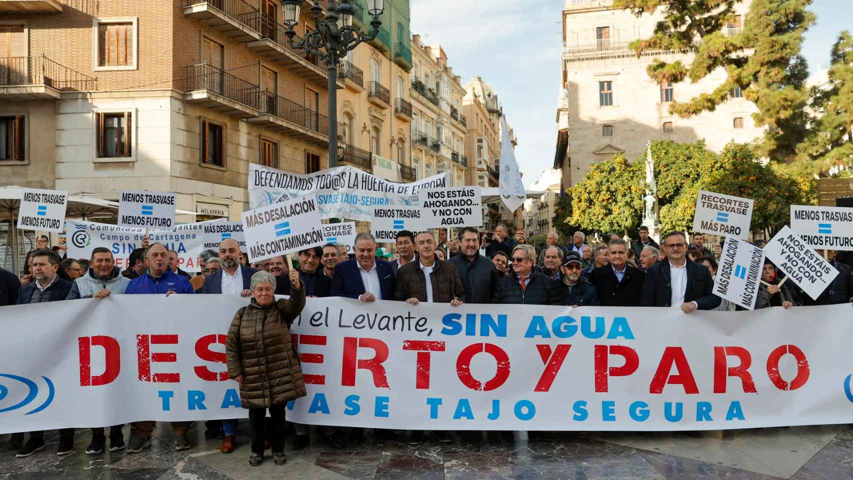 Concentración 'En defensa del trasvase Tajo-Segura' ante el Palau de la Generalitat.