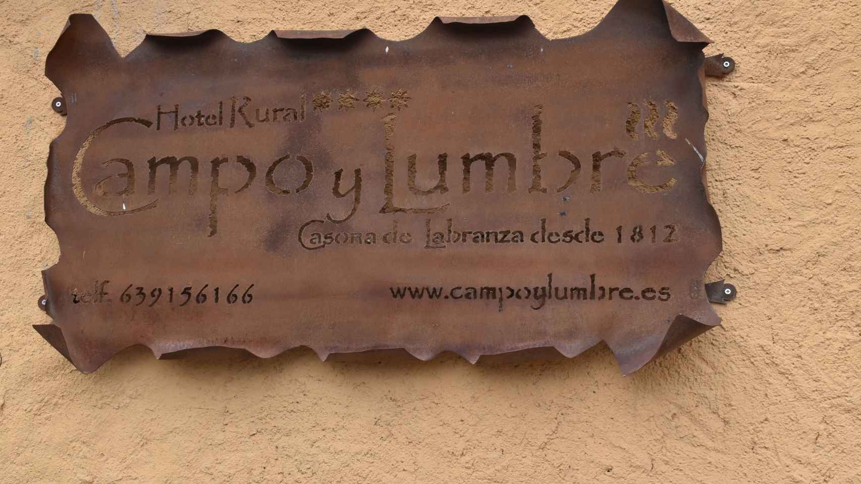 Cartel de la casa rural 'Campo y Lumbre' en Benafarces