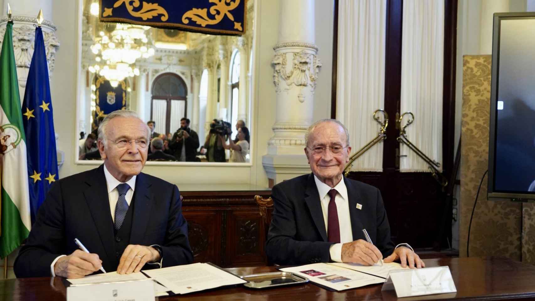 El presidente de la Fundación la Caixa, Isidro Fainé, y el alcalde de Málaga, Francisco de la Torre, firman el convenio para la construcción del CaixaForum de Málaga.