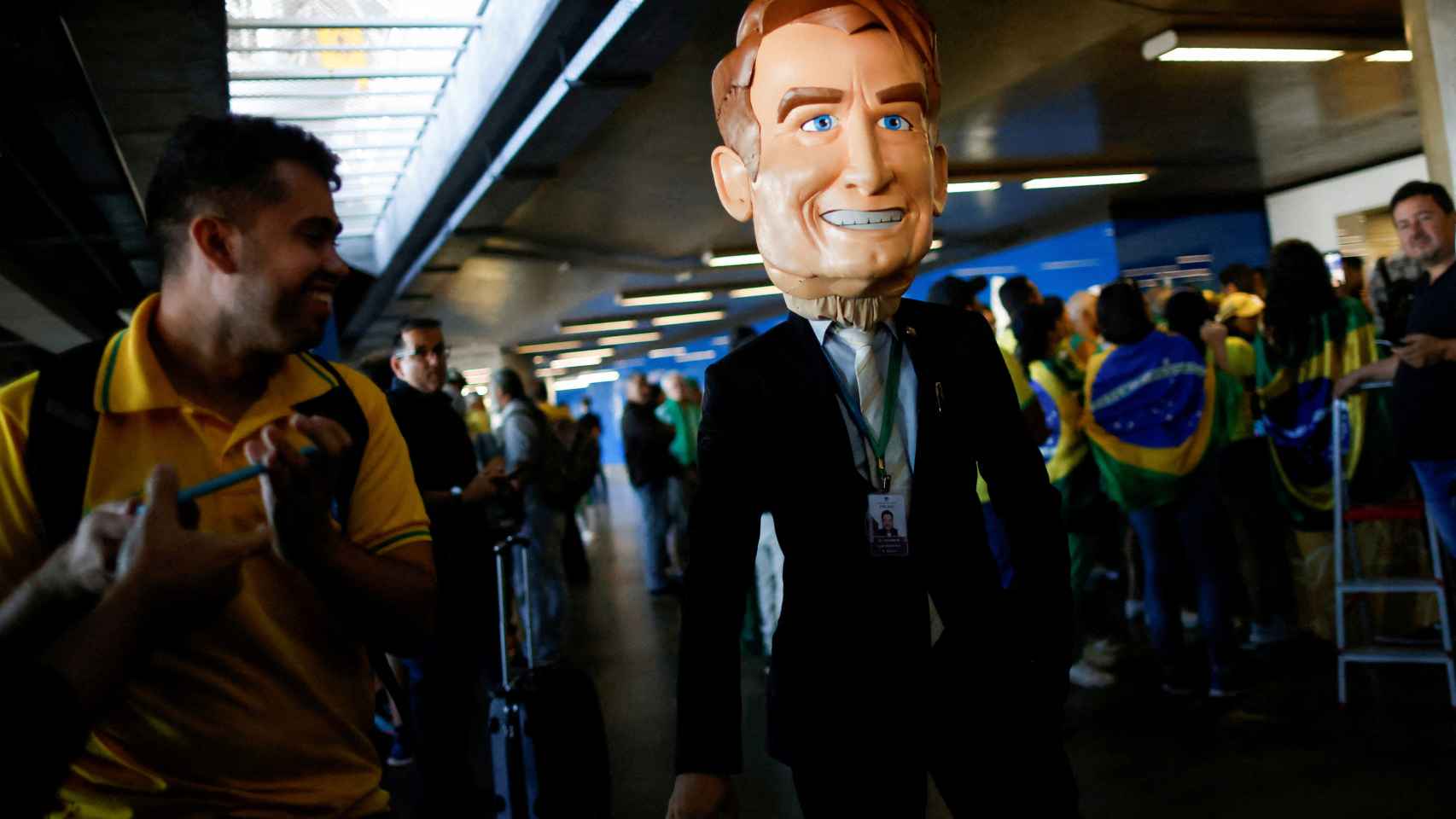 Un cabezón con la apariencia de Bolsonaro espera al expresidente en el aeropuerto de Brasilia.