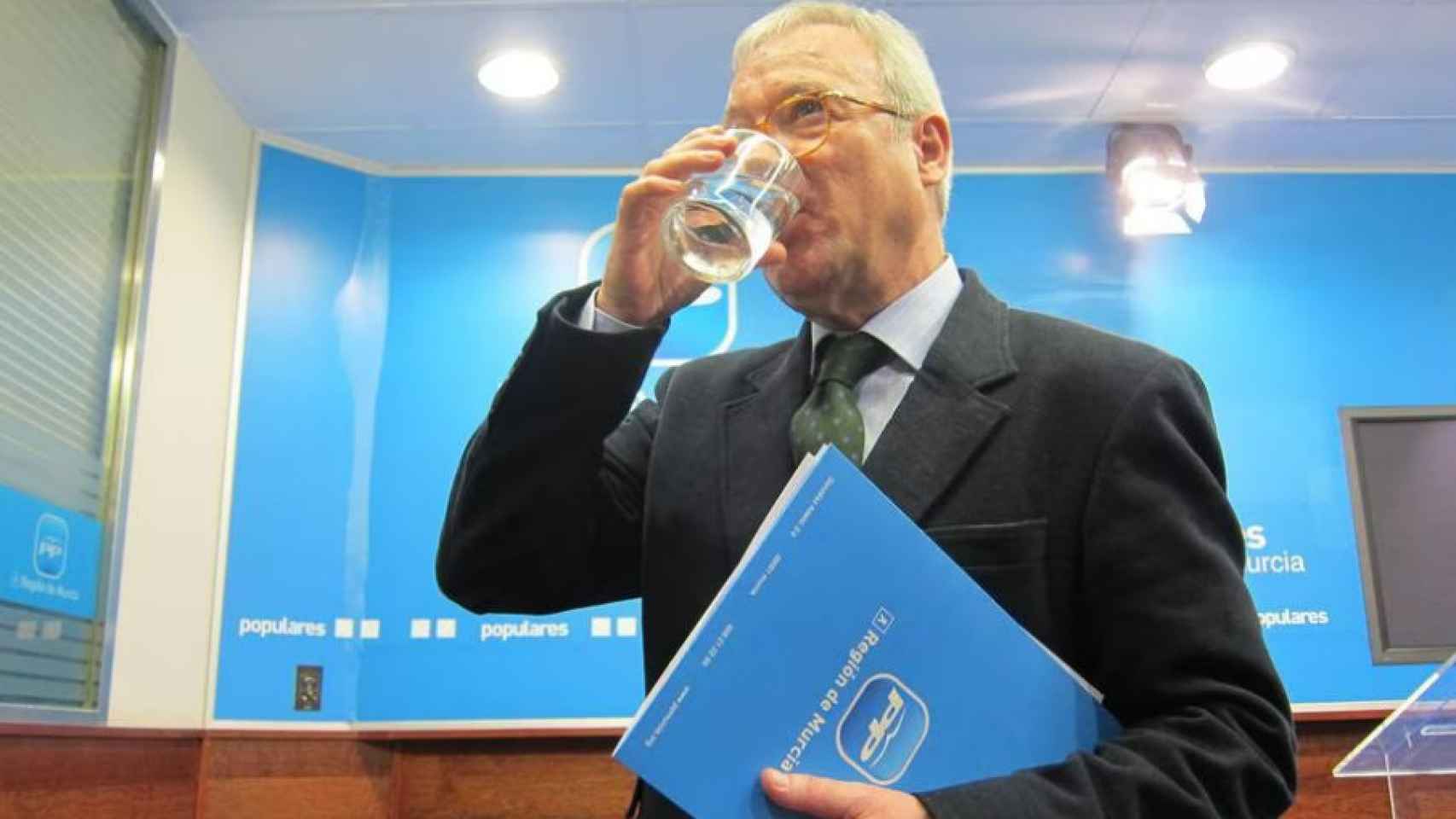 Valcárcel, bebiendo agua, en la sede regional del PP, en su etapa como presidente de los populares murcianos.