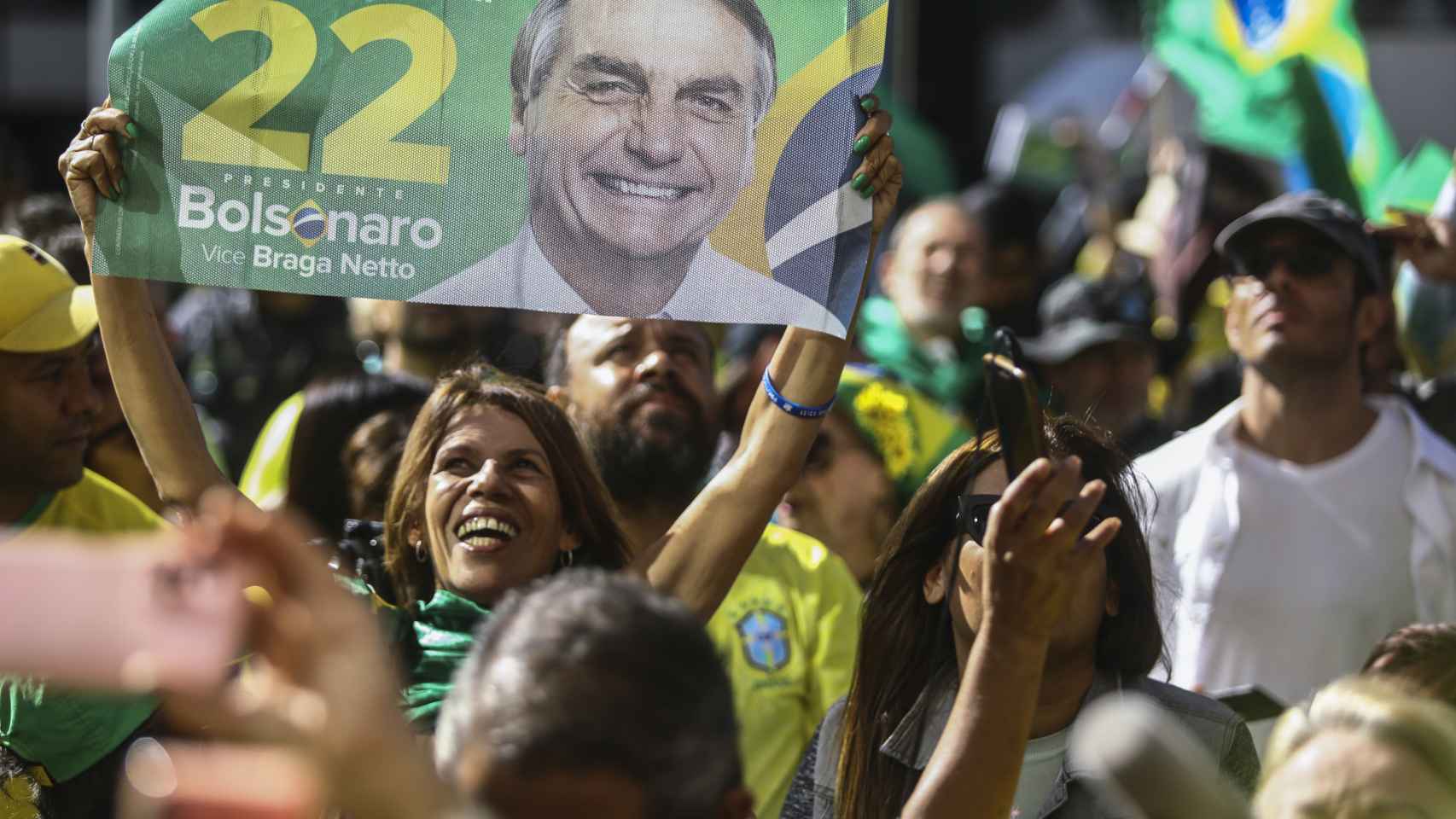 Seguidores de Jair Bolsonaro celebran el regreso del expresidente a Brasil, este jueves.