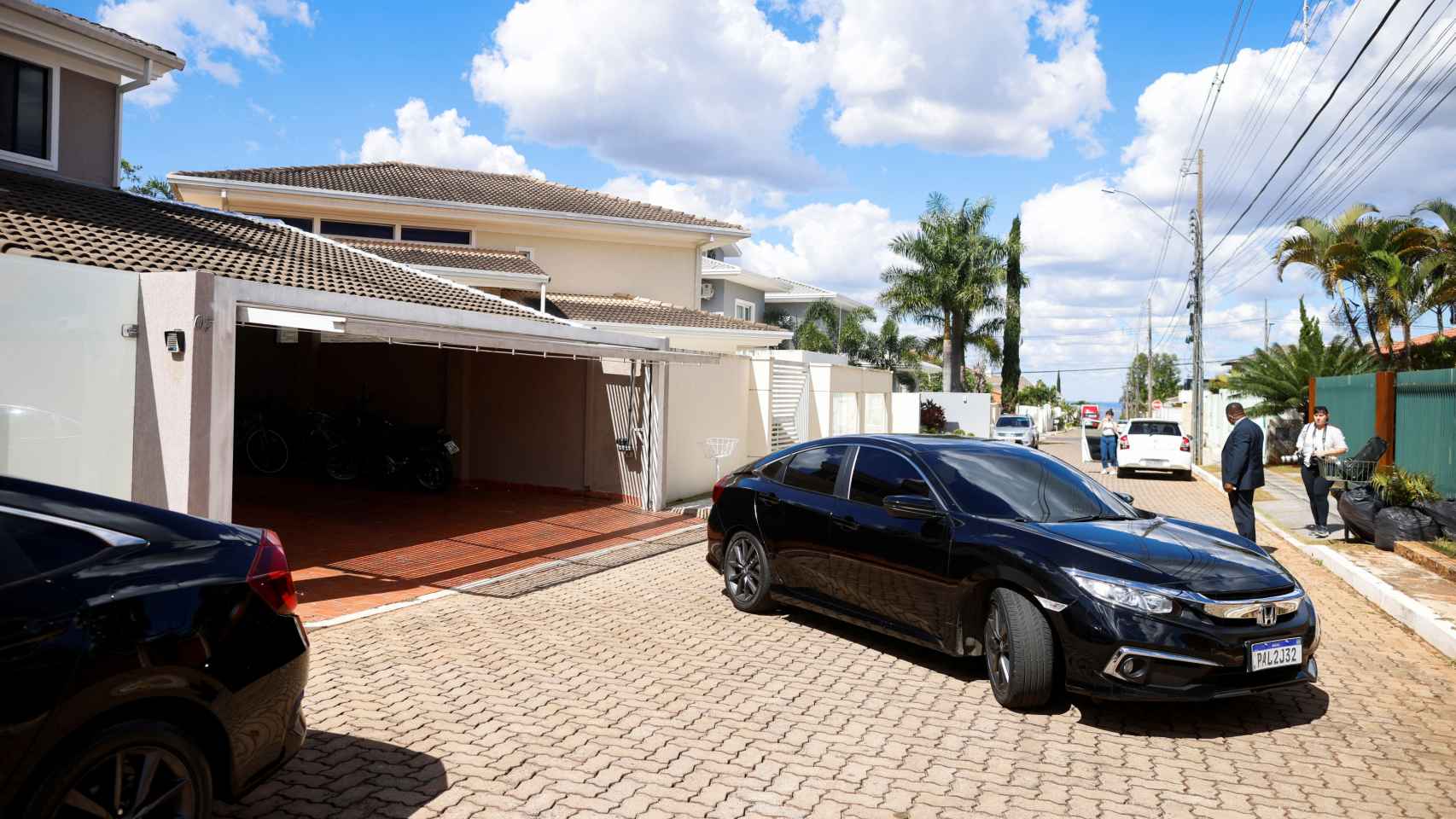 El expresidente de Brasil, en el interior de un coche frente a su casa después de llegar al país.