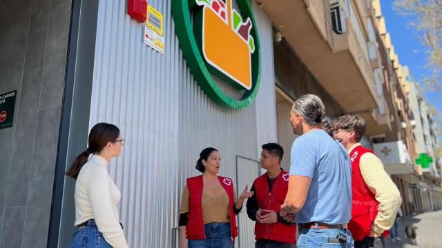 Voluntarios de Cruz Roja en un Mercadona.