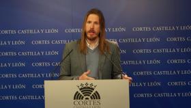 El procurador de Unidas Podemos, Pablo Fernández, durante su rueda de prensa de este jueves en las Cortes.