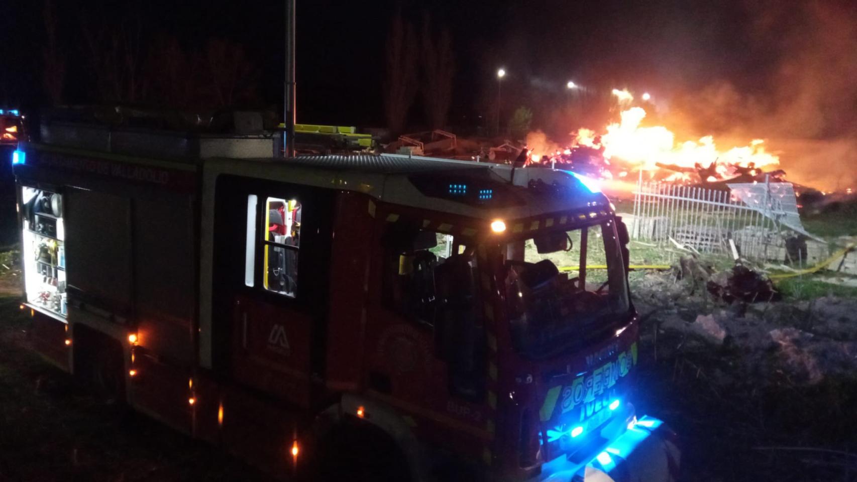 Los Bomberos trabajan en el lugar