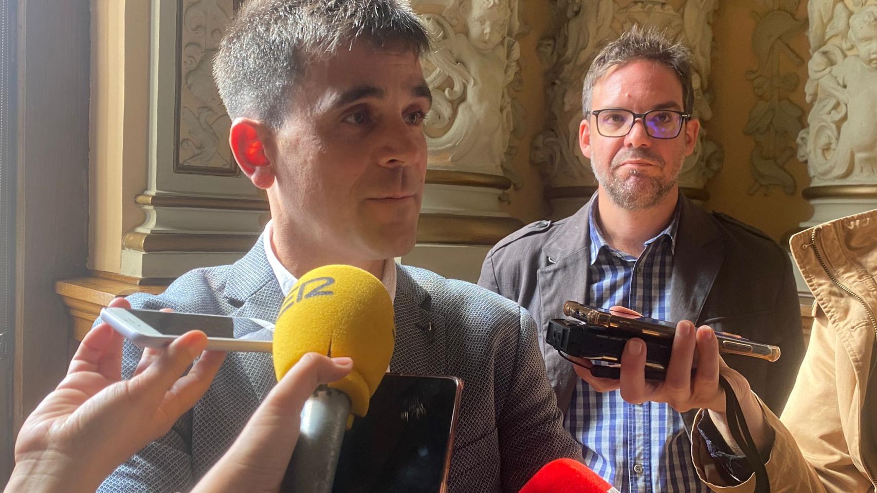El nuevo gerente de Auvasa, José Alfonso Gálvez, y el exgerente, Álvaro Fernández