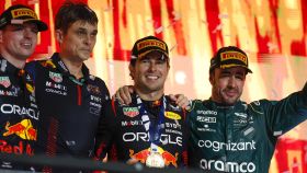 Max Verstappen, 'Checo' Pérez y Fernando Alonso en el podio de Arabia Saudí